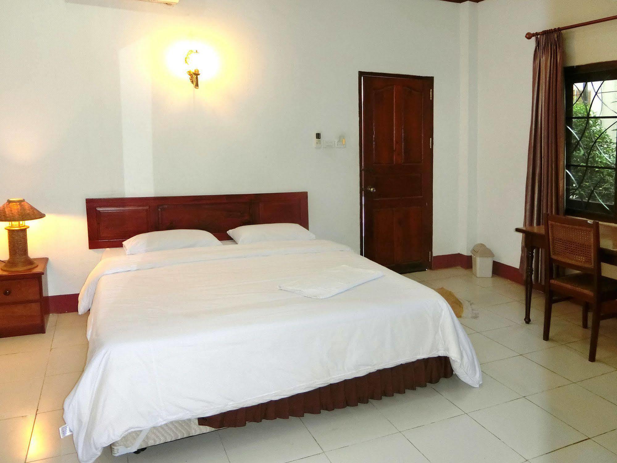 Villa Sisavad Guesthouse Vientiane Buitenkant foto